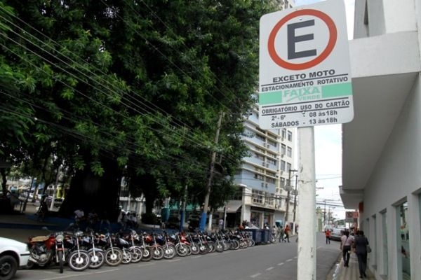 Motoristas tero de pagar R$ 2,50/h para estacionar na Faixa Verde em Cuiab; licitao at junho