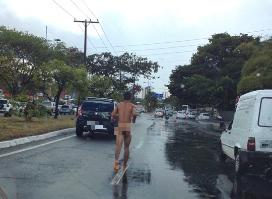 Homem  preso correndo nu no meio da rua aps tentar estuprar enteada