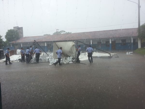 Chuva e vento forte derrubam tendas e estragam solenidade da PM;  veja fotos
