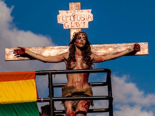 Transexual 'crucificada' usar Bblia em fantasia na Parada Gay