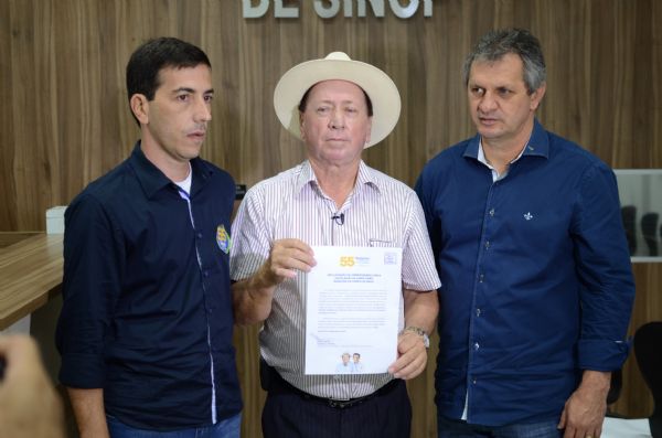 Roberto Dorner promete reduzir tarifa de gua e registra em cartrio