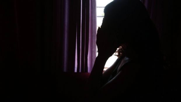 Garota de programa é estuprada por cliente que não queria usar preservativo e foge nua pedindo ajuda