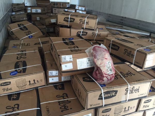Polcia Civil do Paran apreende seis toneladas de carne vencida que viria para Mato Grosso