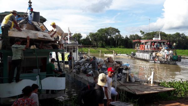 Barcos retirando toneladas de lixo