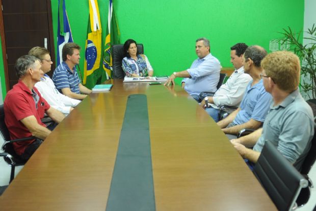 Prefeita de Sinop e deputado estadual discutem projetos de asfalto para o municpio