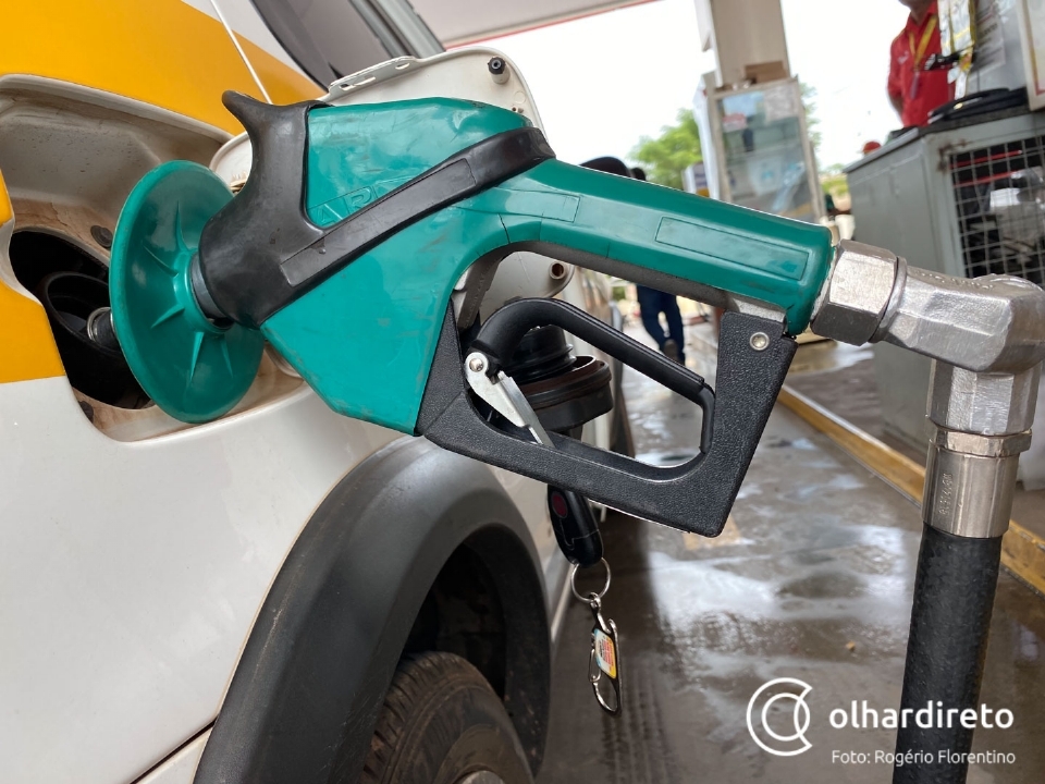 Petrobrs anuncia reduo de R$ 0,40 no preo da gasolina e R$ 8,97 por botijo de gs