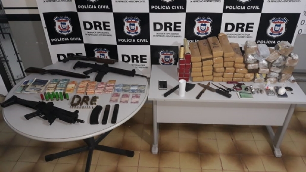 Polcia prende trs e apreende 45 quilos de maconha, quatro armas e R$19 mil em quitinete