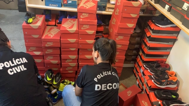 Polcia apreende 773 tnis e camisetas falsificadas da Nike, Adidas, Puma e outras em loja de Cuiab