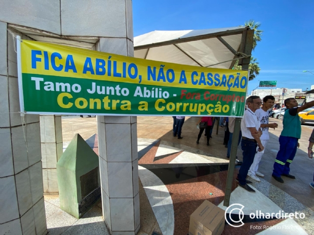 Manifestantes protestam em frente  Cmara contra cassao de Ablio;  fotos 