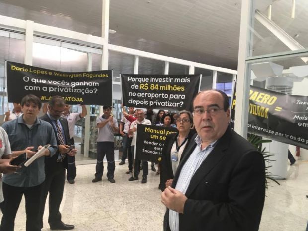 Sob protesto em Cuiab, secretrio estima R$ 1,75 bilho de investimentos em aeroportos de MT;  fotos 