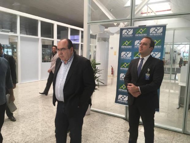Secretrio de Aviao Civil, Dario Lopes, esteve no aeroporto para divulgar a pesquisa