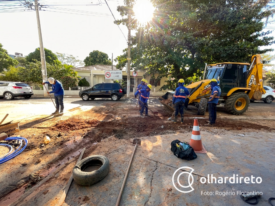 Emanuel se diz irritado e proíbe Águas Cuiabá de iniciar obras em vias pavimentadas