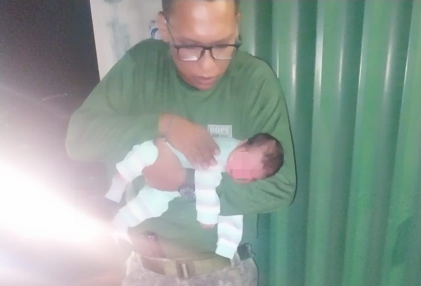 Policiais salvam beb recm-nascido que se engasgou com leite materno