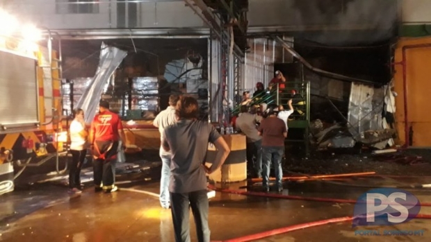 Bombeiro  entubado aps inalar fumaa txica durante combate a incndio em supermercado