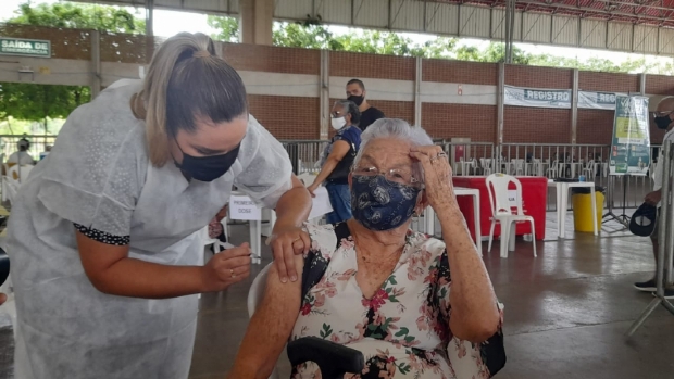 Neta enfermeira vacina a av de 85 anos contra Covid-19 em Cuiab