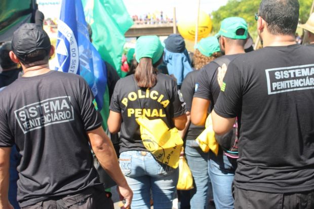 Agentes penitencirios prometem acampamento em frente  Seges em cobrana por direitos