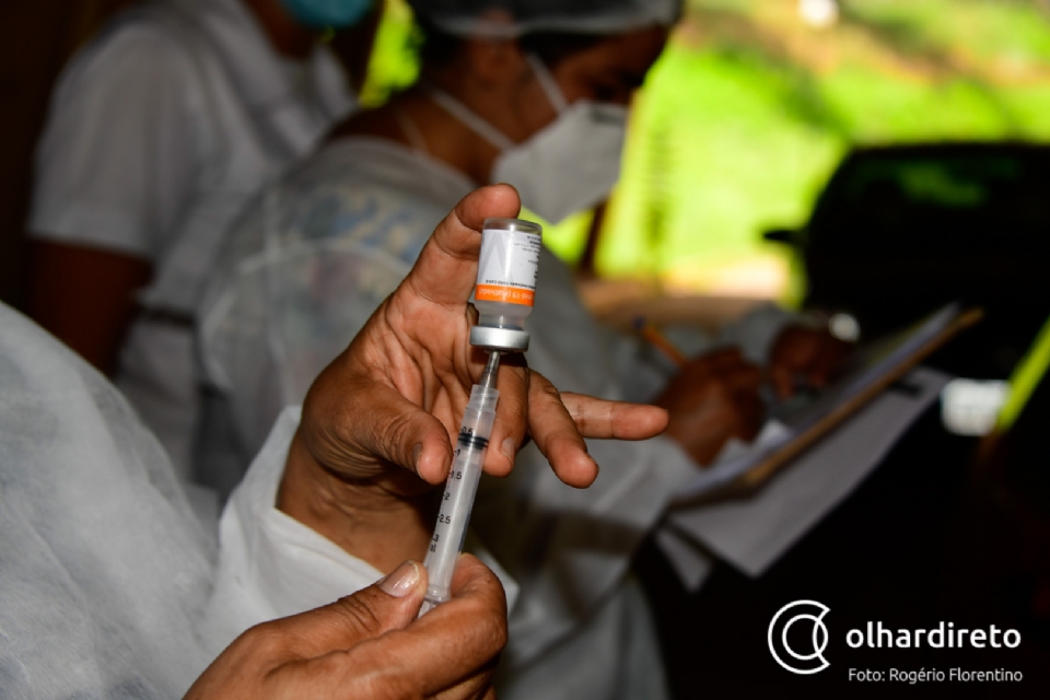 Em busca de doses da Pfizer, cerca de mil pessoas faltam  vacinao por dia em Cuiab