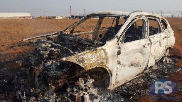 Bandidos invadem casa de ex-prefeito, furtam BMW e queimam carro durante a fuga