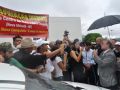 Jos Riva (PSD), presidente da Assembleia, conversa com manifestantes