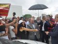 Jos Riva (PSD), presidente da Assembleia, conversa com manifestantes