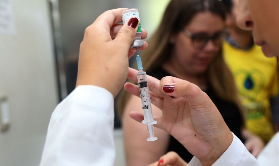 Apenas 5,4% dos mato-grossenses tomaram dose da vacina bivalente; Cuiab tm 44 mil pessoas imunizadas