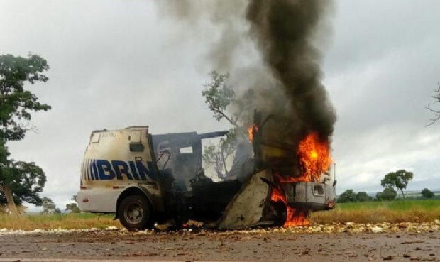 Criminosos que explodiram carro forte que saiu de Mato Grosso usaram arma que derruba avio