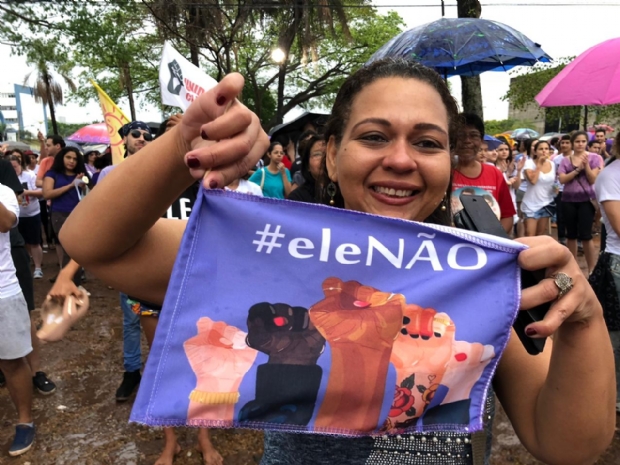 Sob forte chuva, mulheres mantm manifestao contra candidatura de Bolsonaro