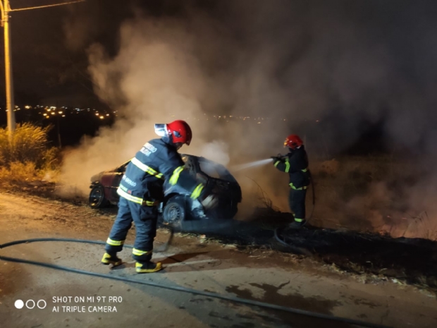 Carro pega fogo e casal com beb de dois anos consegue escapar por pouco das chamas