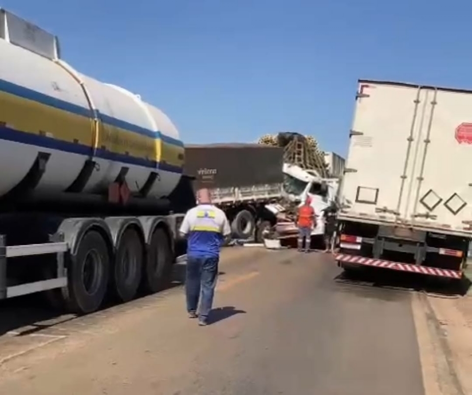 Engavetamento envolvendo veículos de carga deixa BR-163 interditada em Lucas do Rio Verde;  veja vídeo 