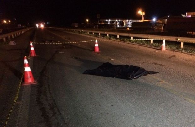 Homem morre atropelado ao atravessar rodovia de madrugada