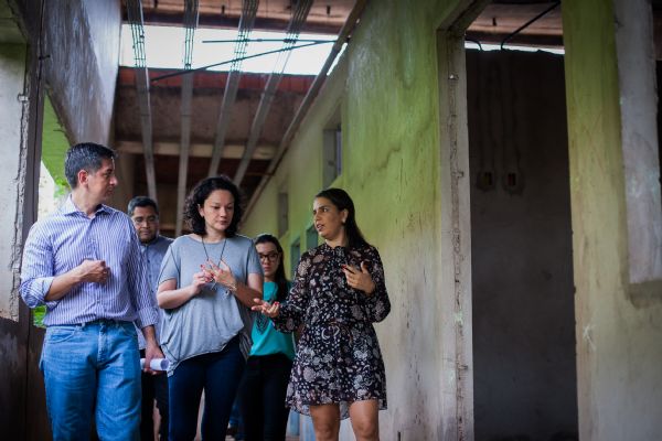 Guiada por primeira-dama, comitiva da ONU visita obras do Cridac em Cuiab