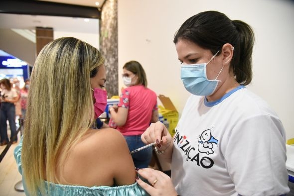 Mais de 1,3 mil pessoas se vacinam em shoppings de Cuiab