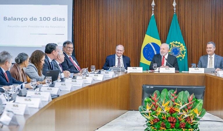 Em reunio de 100 dias, Lula elogia atuao de Carlos Fvaro: tem deixado at o Haddad otimista