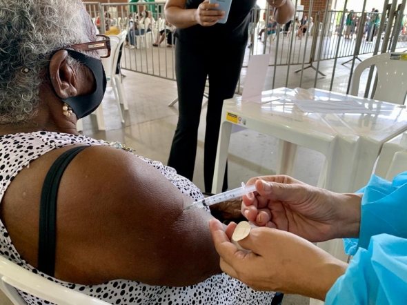 Idosa de 85 anos chora de alegria ao ser vacinada contra a Covid-19; veja outros relatos