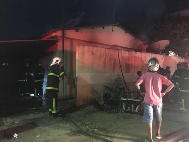 Homem pula muro e ateia fogo em casa de ex-mulher em Cuiab