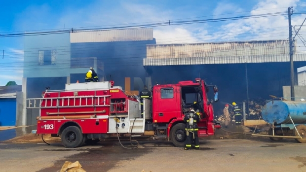 Bombeiros combatem incndio de grandes propores em empresa que classifica algodo