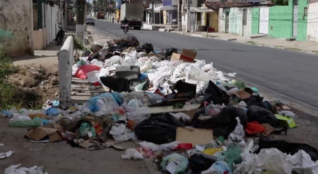 Sem coleta de lixo, prefeitura multa empresa em R$ 300 mil e d prazo de 15 dias para retomada do servio