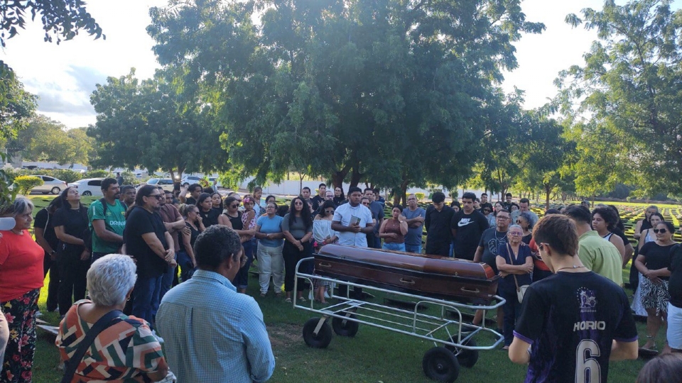 Sob forte emoo, corpo de professor do Salesiano  enterrado em cemitrio de Cuiab; veja vdeo