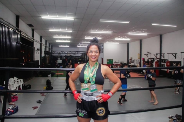 Aps entrar no Muay Thai para perder peso, atleta de MT supera desafios e ganha campeonato mundial na Tailndia