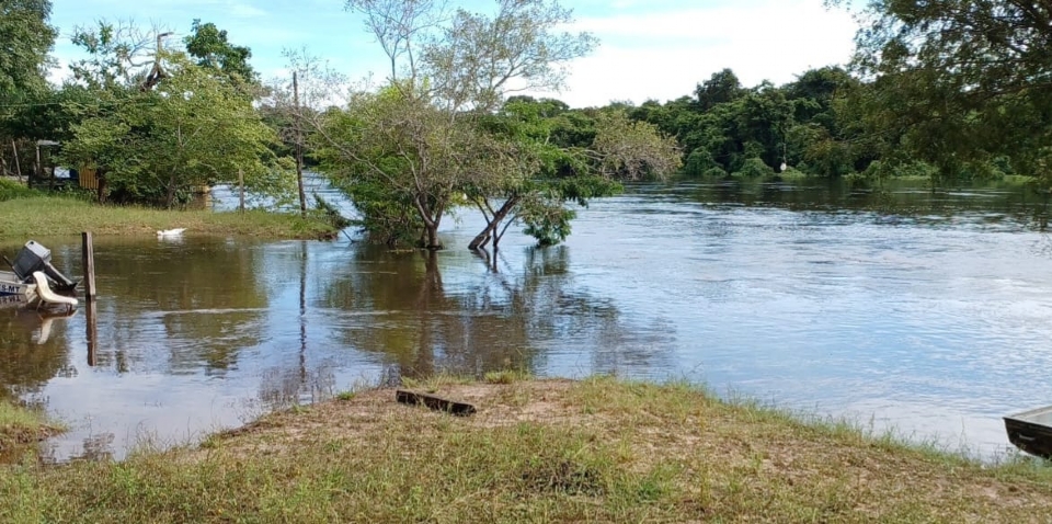 Chuvas ameaam famlias que vivem s margens do Rio Jauru.