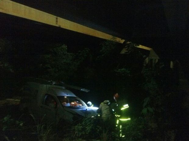 Motorista perde controle de carro e despenca de ponte sobre o Rio Cuiab