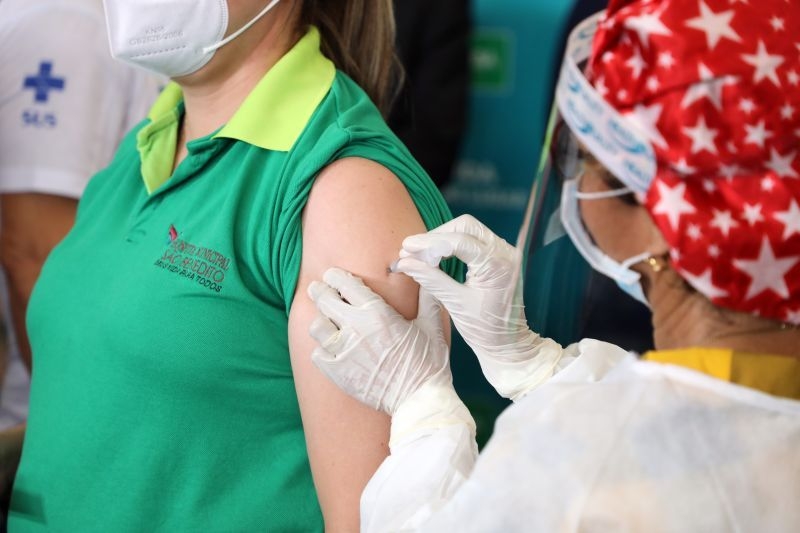 Prefeitura aguarda envio de doses para aplicar reforo de vacina contra Covid-19 em trabalhadores da sade