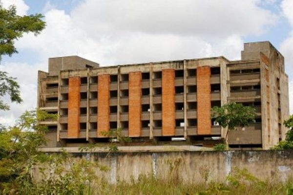 Aps 34 anos, governo dever retomar obra do Hospital Central de Cuiab