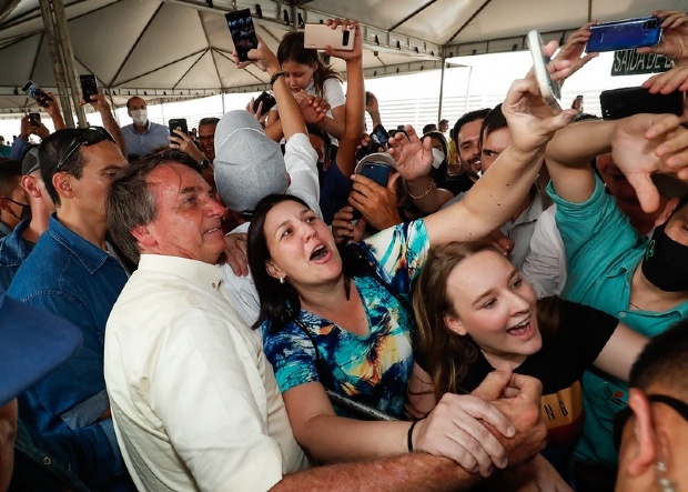 Presidente da Repblica Jair Bolsonaro cumprimenta populao em Sinop