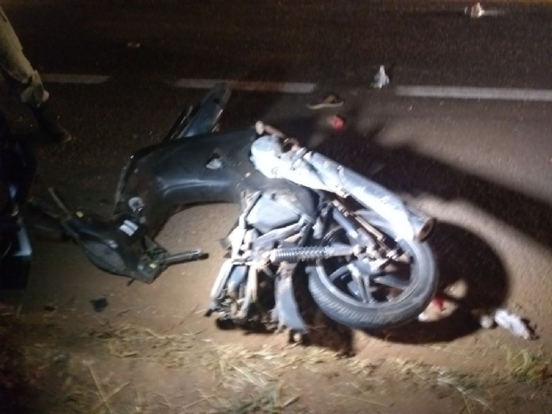 Motociclista grvida cai em valeta de gua e morre aps acidente com L200