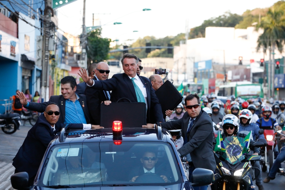 Visita de Bolsonaro ter desembarque em voo comercial e 2 horas de sesso de fotos aps discursos