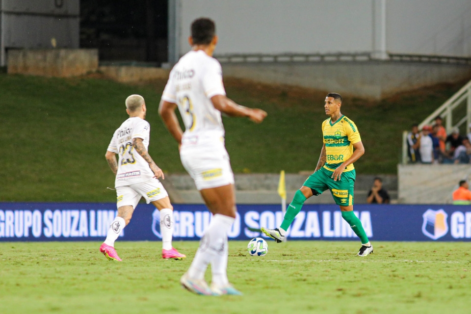 Cuiab faz trs golaos contra o Santos e garante primeira vitria na Arena