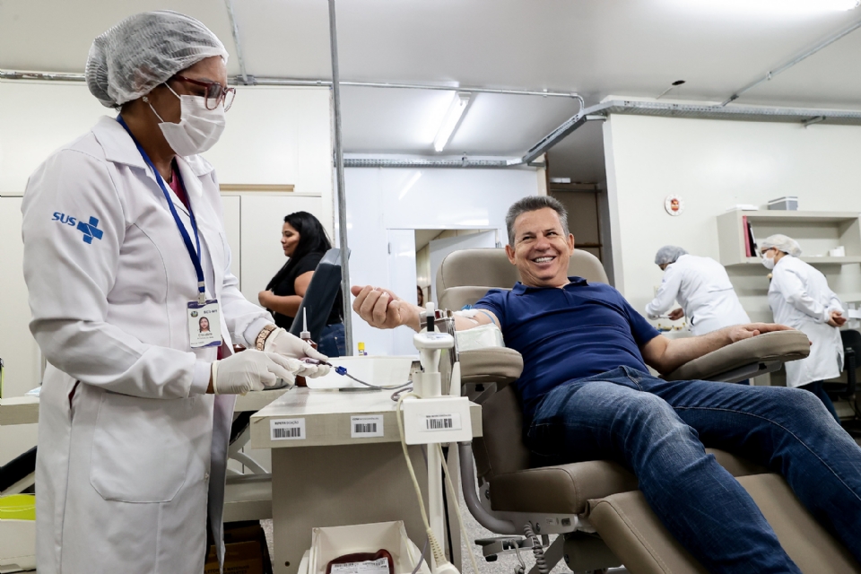 Governador Mauro Mendes em campanha de doao de sangue