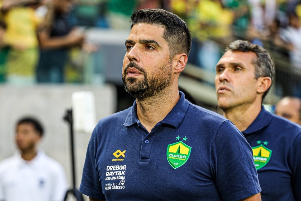 Cruzeiro demite tcnico e sonda Antnio Oliveira, que decide ficar no comando do Cuiab