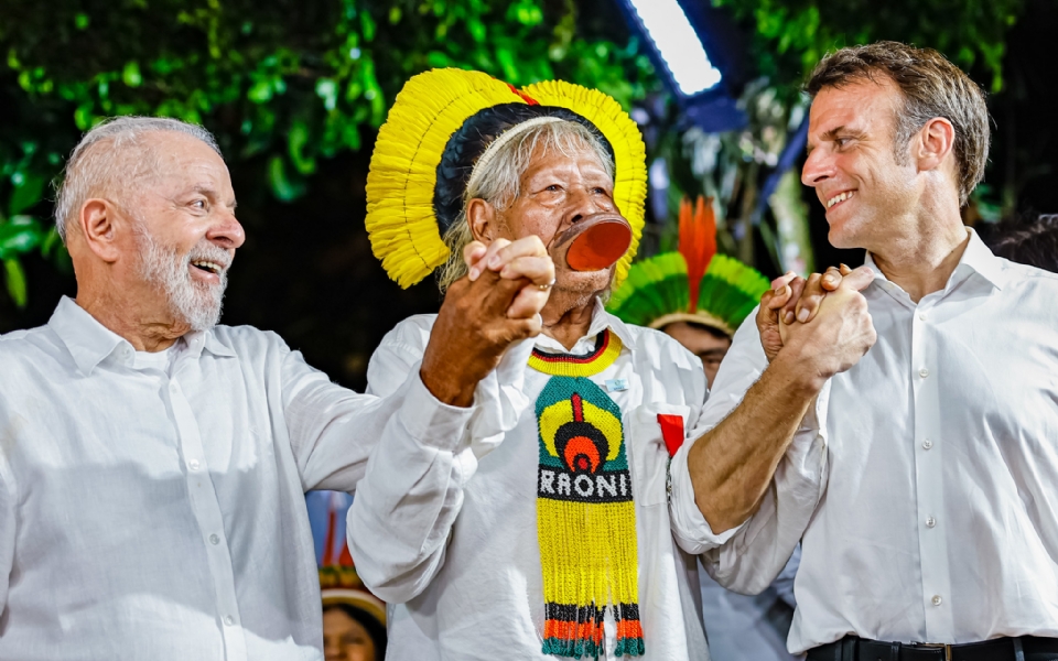 Cacique Raoni  condecorado por Macron e pede a Lula para barrar Ferrogro em MT e PA